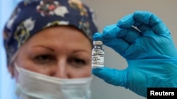 In this file photo, a nurse holds Russia's "Sputnik-V" vaccine against COVID-19 prepared for inoculation in a post-registration trials stage at a clinic in Moscow, Russia September 17, 2020. (REUTERS/Tatyana Makeyeva/File Photo)
