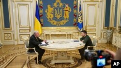 FILE - U.S. Special Envoy for Ukraine and Russia Keith Kellogg, left, and Ukraine's President Volodymyr Zelenskyy talk during their meeting in Kyiv, Feb. 20, 2025.