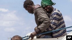 Des migrants arrivent sur l'île de Lampedusa, le 31 mai 2015. (AP Photo/Mauro Buccarello)