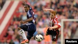 Striker Stoke City Cameron Jerome (kiri) saat berhadapan dengan pesepakbola Sunderland Jack Colback dalam pertandingan Liga Primer Inggris di Sunderland, Inggris utara, 6 Mei 2013 yang lalu (Foto: dok).