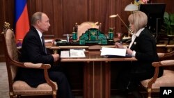 រូបឯកសារ៖ ប្រធានាធិបតីរុស្ស៊ីលោក Vladmir Putin និយាយជាមួយអ្នកស្រី Ella Pamfilova ប្រធាន​គណៈ​កម្មការ​កណ្តាល​រៀបចំ​ការបោះឆ្នោត​ ក្នុងជំនួបមួយនៅក្រុងមូស្គូ កាលពីថ្ងៃទី០៩ ខែតុលា ឆ្នាំ២០១៩។ 