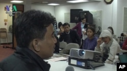 លោក​ថេត សម្បត្តិ​សហ​ផលិតករ​ខ្សែ​ភាពយន្ត​«សត្រូវ​របស់​ប្រជាជន»​ ឆ្លើយ​សំណួរ​​របស់​ទស្សនិកជន​នៅ​ក្នុង​កម្មវិធី​បញ្ចាំង​ភាពយន្ត​នេះ​នៅ​វត្ត​ពុទ្ធិការាម​ នៅ​ទីក្រុង ​Silver Spring ​រដ្ឋ​ Maryland​ សហរដ្ឋអាមេរិក។