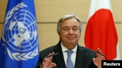 Sekretaris Jenderal PBB Antonio Guterres menghadiri konferensi pers bersama dengan Perdana Menteri Jepang Shinzo Abe di kediaman resmi Abe di Tokyo, Jepang, 14 Desember 2017.