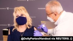 La chanteuse Dolly Parton reçoit la vaccin contre le coronavirus au Vanderbilt University Medical Center à Nashville, Tennessee, États-Unis, le 2 mars 2021.