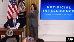 조 바이든(왼쪽) 미국 대통령이 30일 인공지능(AI) 관련 행정명령에 서명하고 있다. 오른쪽은 카멀라 해리스 부통령.