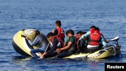 Para migran di perahu karet kecil meninggalkan Bodrum, Turki, berharap bisa menyeberangi Laut Tengah untuk tiba di pulau Yunani, Kos.