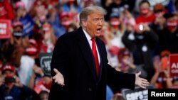 Presiden AS Donald Trump berbicara di depan pendukungnya dalam acara kampanye di Fayetteville, North Carolina, Sabtu malam (19/9). 