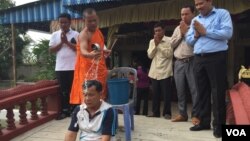 Kompong Cham Commune Chief Seang Chet received blessings from a Buddhist monk, Thursday, December 8, 2016, after serving seven months in prison. (Photo: Hul Reaksmey/VOA Khmer).​