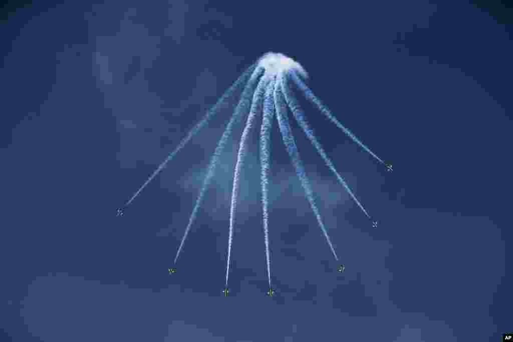 Al Fursan, tim akrobat udara Uni Emirat Arab (UAE) memamerkan kebolehan mereka di acara Dubai Air show, di Dubai, UAE. 