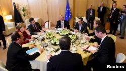 ក្រុម​មេដឹក​នាំ​សំខាន់ៗ​នៃ​សហភាព​អឺរ៉ុប​បាន​ពិភាក្សាគ្នា​ក្នុង​កិច្ច​ប្រជុំកំពូល​មួយ​នៅទីក្រុង​ព្រុចសែល ប្រទេស​បែលហ្សិក កាលពីថ្ងៃទី១៩ ខែមីនា ឆ្នាំ២០១៥។