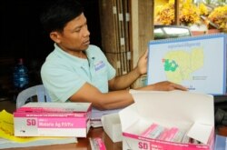 លោក តែត វិចិត្រ អាយុ ៤០ ឆ្នាំ អ្នកស្ម័គ្រចិត្តភូមិព្យាបាលជំងឺគ្រុនចាញ់ ក្នុងស្រុកសំឡូត ខេត្តបាត់ដំបង កាលពីថ្ងៃទី១៨ ខែមិថុនា ឆ្នាំ២០២០។ (ហ៊ាន សុជាតា/វីអូអេ)