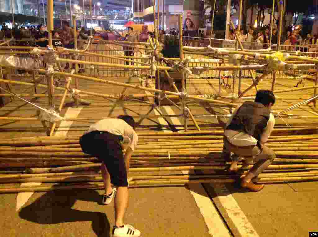 占领人士星期一晚在金钟道上架设和加固路障 (美国之音海彦拍摄)