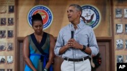 Presiden Barak Obama, bersama Ibu Negara Michelle Obama, berbicara dalam suatu acara penghargaan kepada para prajurit beserta keluarganya (25/12). Pangkalan Korps Marinir Hawaii, Teluk Kaneohe (foto: AP Photo/Carolyn Kaster)