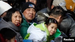 在纽约华埠观看农历新年游行的人群。（2013年2月17日）