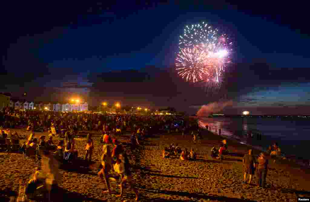 Kembang api perayaan Hari Kemerdekaan di pantai New Jersey.