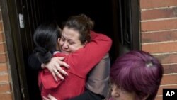 Relatives of slain hostage Elkin Hernandez embrace at his family home in Bogota, Colombia, November 26, 2011.