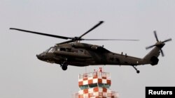 Sebuah helikopter Amerika bersiap melakukan pendaratan seusai upacara resmi kedatangan batalion khusus Amerika di Uijeoungbu, Korea Selatan (4/4).
