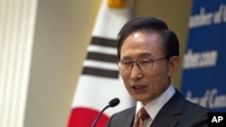韩国总统李明博在美国商会举办的午餐会上讲话