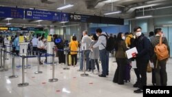 រូបឯកសារ៖ ភ្ញៀវទេសចរបរទេស មកដល់​អាកាស​យានដ្ឋាន​អន្តរជាតិ Suvarnabhumi ក្នុង​ថ្ងៃ​ដំបូង​នៃ​យុទ្ធនាការ​បើក​ប្រទេស​ឡើងវិញ ដែល​ជា​ផ្នែក​នៃ​ផែនការ​របស់​រដ្ឋាភិបាល​ក្នុងការចាប់ផ្តើម​វិស័យ​ទេសចរណ៍​ដែល​រងគ្រោះ​ដោយ​ជំងឺ​កូវីដ១៩ នៅ​ទីក្រុង​បាងកក ប្រទេសថៃ នៅ​ថ្ងៃទី១ ខែវិច្ឆិកា ឆ្នាំ២០២១។