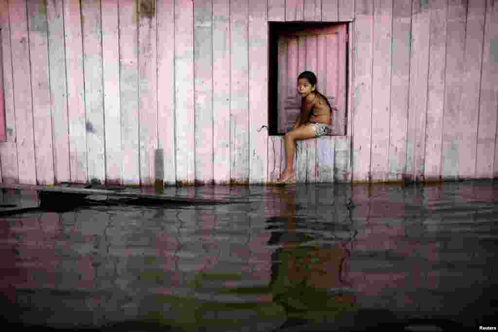 ក្មេង​ម្នាក់ត្រូវ​បានគេឃើញ​នៅ​តាម​ផ្លូវ​លិចទឹក​មួយ​ដោយសារ​ទឹកទន្លេ Rio Solimoes ឡើង​ក្នុង​ប្រទេស​ប្រេស៊ីល។