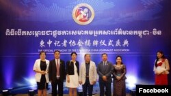 រដ្ឋមន្រ្តី​ក្រសួង​ព័ត៌មាន​លោក​ ខៀវ កាញារីទ្ធ​ (ទីបី​ពី​ខាង​ស្តាំ) ថត​រូប​ជាមួយ​អ្នក​ចូលរួម​ដទៃ​ទៀត​ក្នុង​ពិធី​សម្ពោធ​សមាគម​អ្នកសារព័ត៌មាន​កម្ពុជា-ចិន កាល​ពី​ល្ងាច​ថ្ងៃ​ចន្ទ ទី​០៦ ខែ​ឧសភា ឆ្នាំ​២០១៩។ (Facebook/Cambodia China Journalist Association Official)