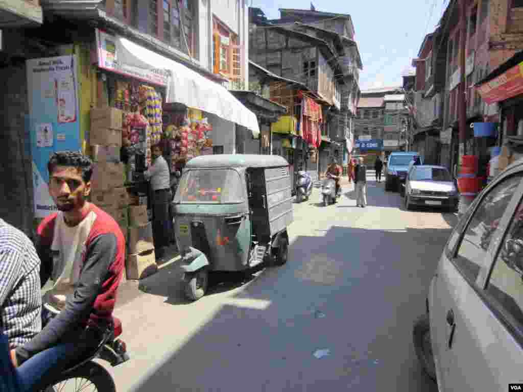 Streets of old Srinagar. (Aru Pande/VOA) 