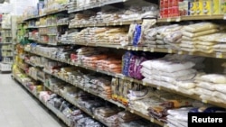 Makanan di supermarket di Doha, Qatar, 7 Juni 2017. (Foto: dok.) 