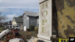 Suasana di depan rumah yang porak poranda di wilayah Point Pleasant Beach, New Jersey (5/11). Badai kuat "Nor'easter" diperkirakan akan kembali melanda pantai timur Amerika, Rabu (7/11), seminggu pasca hantaman badi Sandy. 