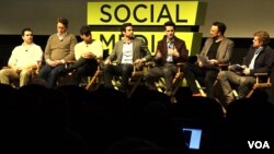 Beberapa eksekutif perusahaan teknologi menghadiri konferensi di New York, termasuk Scott Davison – Wakil Presiden Jewelbots (ketiga dari kanan).