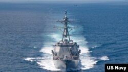 美国海军公布的照片显示“基德”号阿利·伯克级导弹驱逐舰在当地时间2021年8月27日例行穿越台湾海峡的国际水域。