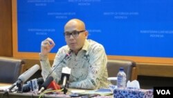 Juru bicara kementerian Luar Negeri Indonesia Arrmanatha Nasir, dalam jumpa pers di kantornya, 28 Maret 2016 (Foto: VOA/Fathiyah)