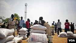 Warga Sudan Selatan yang baru saja datang dari Utara menerima bantuan pangan dari WFP di Juba.