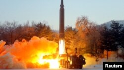 Uji tembak rudal hipersonik di lokasi yang dirahasiakan di Korea Utara, 5 Januari 2022. (Foto: KCNA via Reuters)