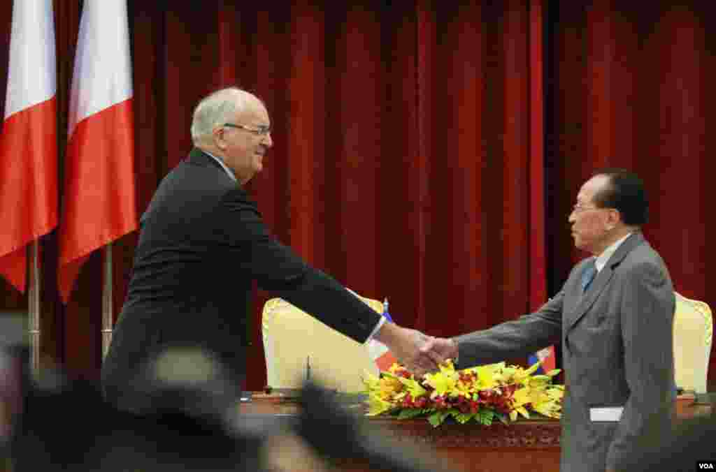 លោក​ អាឡាំង ហ្វុកតាំង​ និង​លោកហោ ណាំ​ហុង​ នៅ​ក្នុង​ពិធី​ប្រគល់​ ទទួល​ និង​ផ្ទៀង​ផ្ទាត់​ផែន​ទី​ ពីស្ថានទូតបារាំង​ នៅ​វិមាន​សន្តិភាព​ កាល​ពី​ថ្ងៃ​ទី០៣​ ខែ​កញ្ញា​ ឆ្នាំ​២០១៥។ (ហ៊ាន​ សុជាតា/VOA)