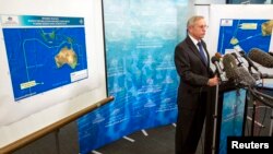 John Young, manajer umum divisi tanggap darurat pada Otoritas Keselamatan Maritim Australia (AMSA) dalam jumpa pers di Canberra (20/3). (Reuters/Sean Davey)