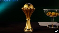 Le trophée de la Coupe d'Afrique des Nations (CAN) est exposée lors de l'élection du Gabon pour accueillir l’édition 2017 de la CAN, au Caire, Egypte, 8 avril 2015. 