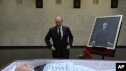 پوتین روز پنجشنبه در محلی که پیکر میخائیل گورباچف نگهداری می‌شود، حضور یافت. 