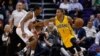 Joe Young, à droite, tente de dribbler Brandon Knight lors d'un atch de NBA entre Indiana et Phoenix, USA, le 19 janvier 2016.