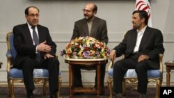 Firayim minista Nouri al-Maliki na Iraqi (hagu) yana tattaunawa da shugaba Mahmoud Ahmadinejad na Iran (dama), litinin 18 Oktoba 2010 a birnin Teheran. Tafinta ne ke zaune a tsakiyarsu.
