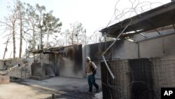 아프간 보안군이 지난 10일 차량 폭탄테러가 발생한 독일 영사관을 순찰하고 있다.