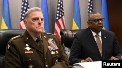 Le ministre américain de la Défense Lloyd Austin (à dr.) et le chef de l'état-major interarmées, le général Mark Milley, à Washington, le 15 mars 2023.