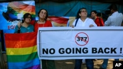 Un groupe de militants indiens manifestent contre l'article 377 du Code pénal indien qui criminalise l'homosexualité, à Mumbai, en Inde, le 11 décembre 2013. (AP Photo / Rafiq Maqbool)