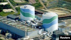 Reaktor Nomor 1 (kiri) dan Nomor 2 di PLTN Sendai, Satsumasendai, Kagoshima, Jepang (Foto: dok).