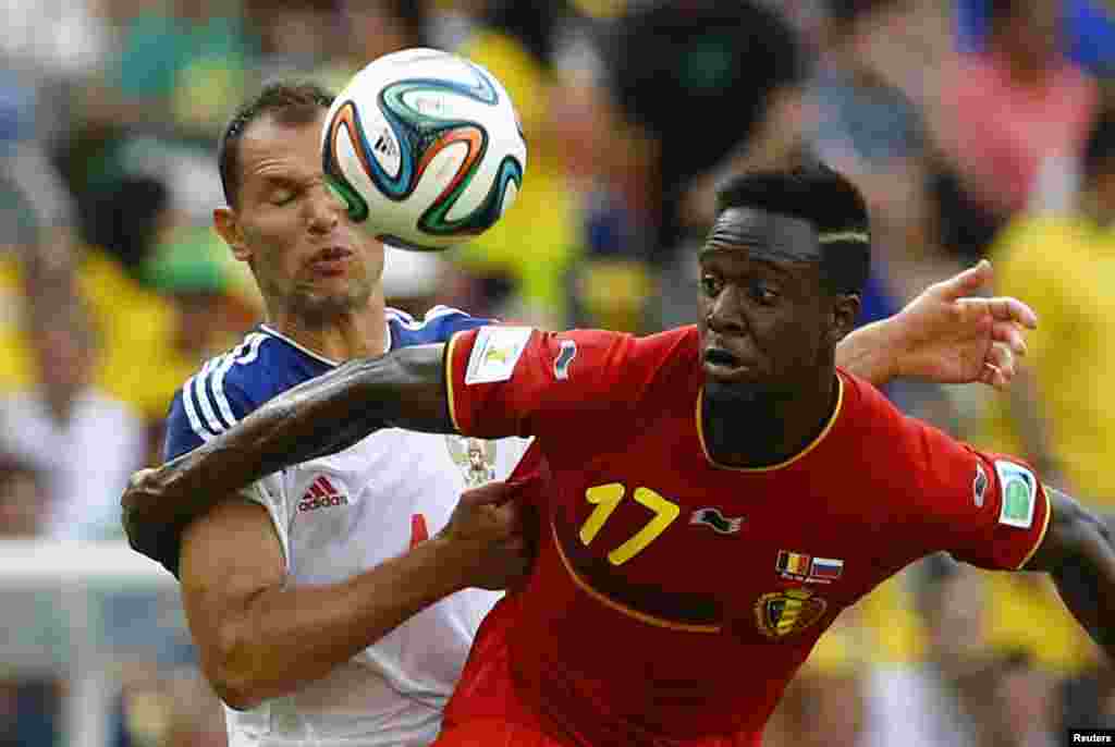 Russia&#39;s Sergey Ignashevich fights for the ball with Belgium&#39;s Divock Origi during their match at the Maracana stadium in Rio de Janeiro, June 22, 2014.