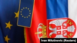 Zastave EU i Srbije (Foto: Reuters/Ivan Milutinović)