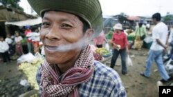 អតីត​ទាហាន​ម្នាក់​​ កំពុង​ឈរ​នៅ​ក្នុង​ផ្សារ​​នៃ​ទី​ប្រជុំជន​​ប៉ែលិន ដែល​ជា​អតីត​មូលដ្ឋាន​រឹង​មាំ​របស់​ទហាន​ខ្មែរ​ក្រហម កាល​ពី​ថ្ងៃ​ទី​០៣​កក្កដា​ឆ្នាំ​២០០៦។