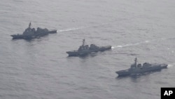 지난해 2월 한반도 인근 공해상에서 미한일 해군이 연합 미사일 방어 훈련을 실시했다. 왼쪽부터 일본 해상자위대 이지스구축함 아타고함, 미 해군의 알레이 버크급 유도미사일구축함 USS 배리함, 한국 해군의 이지스구축함 세종대왕함.