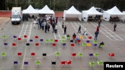 Une vue générale d'un marché en plein air mis en place par le gouvernement algérien pour éviter l'encombrement à l'intérieur des supermarchés, à Alger, Algérie, le 19 avril 2020.