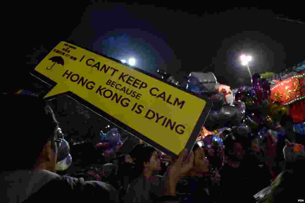 Crowds gathered for the Lunar New Year celebration in the Mong Kok district, Hong Kong, Feb. 19, 2015. (VOA / Tang Hui Yun)