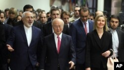 Eron Tashqi ishlar vaziri Muhammad Javod Zarif (chapda) va Atom energiyasi bo'yicha xalqaro boshqarma rahbari Yukiya Amano (markazda) Venada, 16-yanvar, 2016-yil